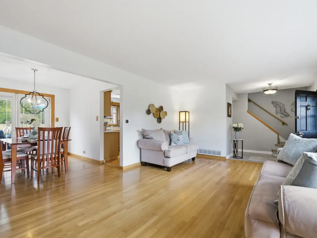 237 North Pioneer Drive Addison IL 60101
