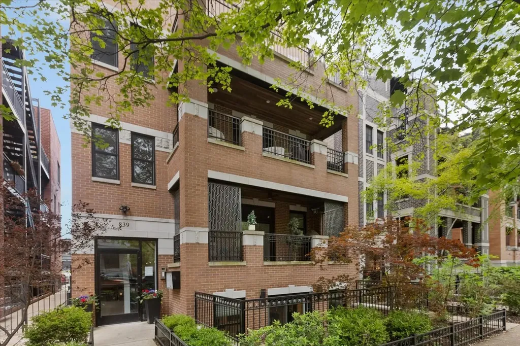 839 West Bradley Place Chicago IL 60613