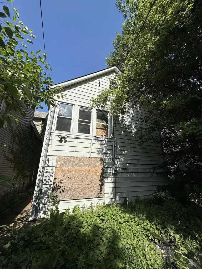 8417 South Escanaba Avenue Chicago IL 60617