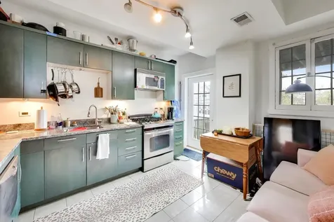 3243 North Hoyne Avenue Chicago IL 60618