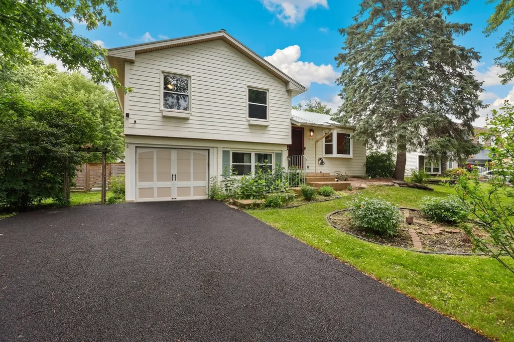 828 Tamms Lane Bolingbrook IL 60440