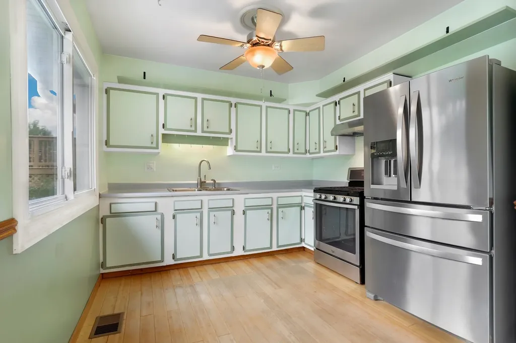 828 Tamms Lane Bolingbrook IL 60440