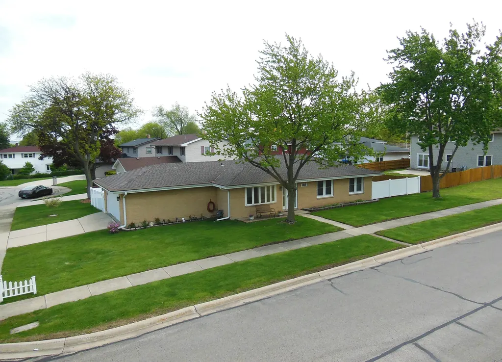 985 Idaho Street Carol Stream IL 60188