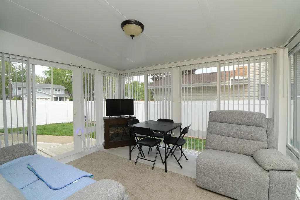 985 Idaho Street Carol Stream IL 60188