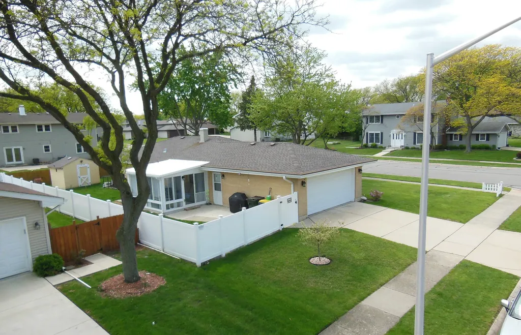 985 Idaho Street Carol Stream IL 60188
