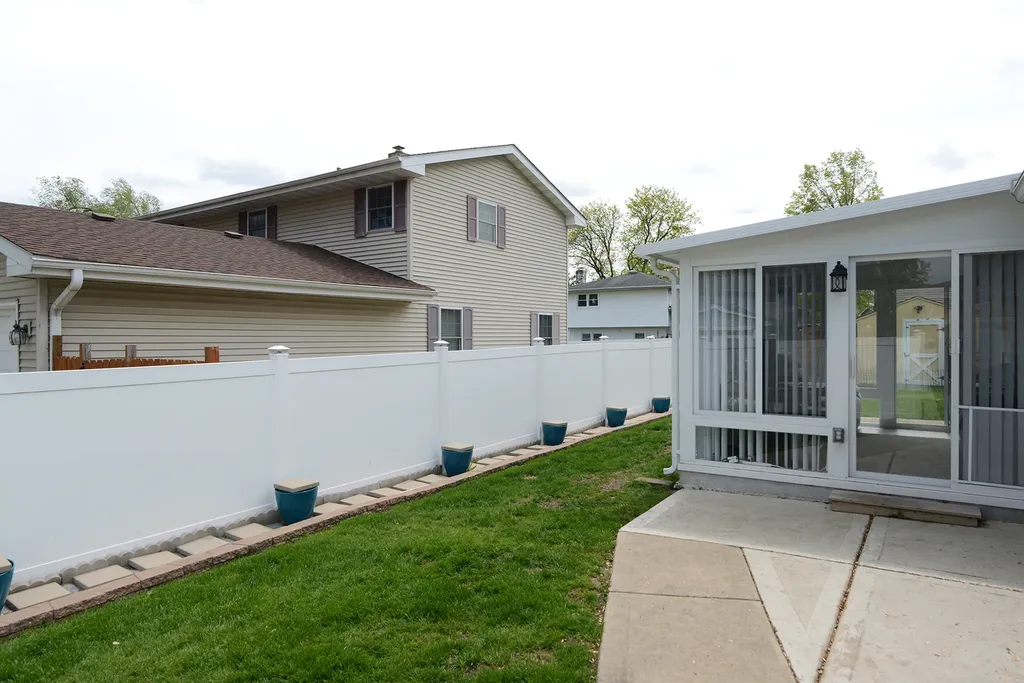 985 Idaho Street Carol Stream IL 60188
