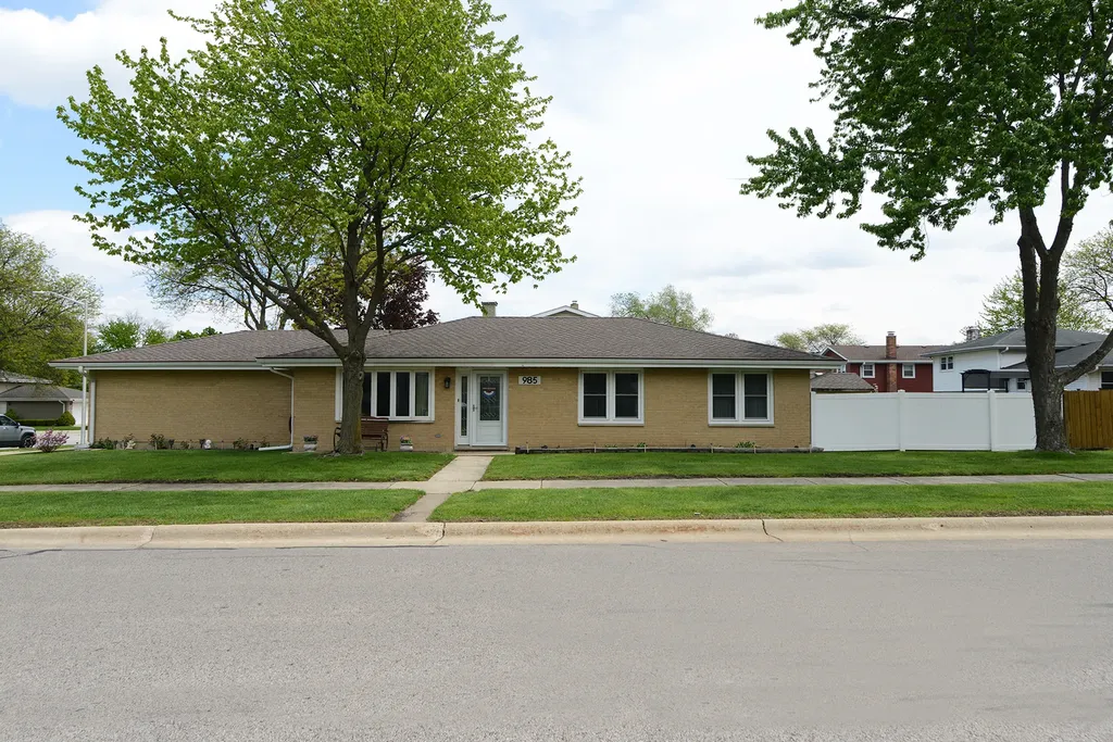 985 Idaho Street Carol Stream IL 60188