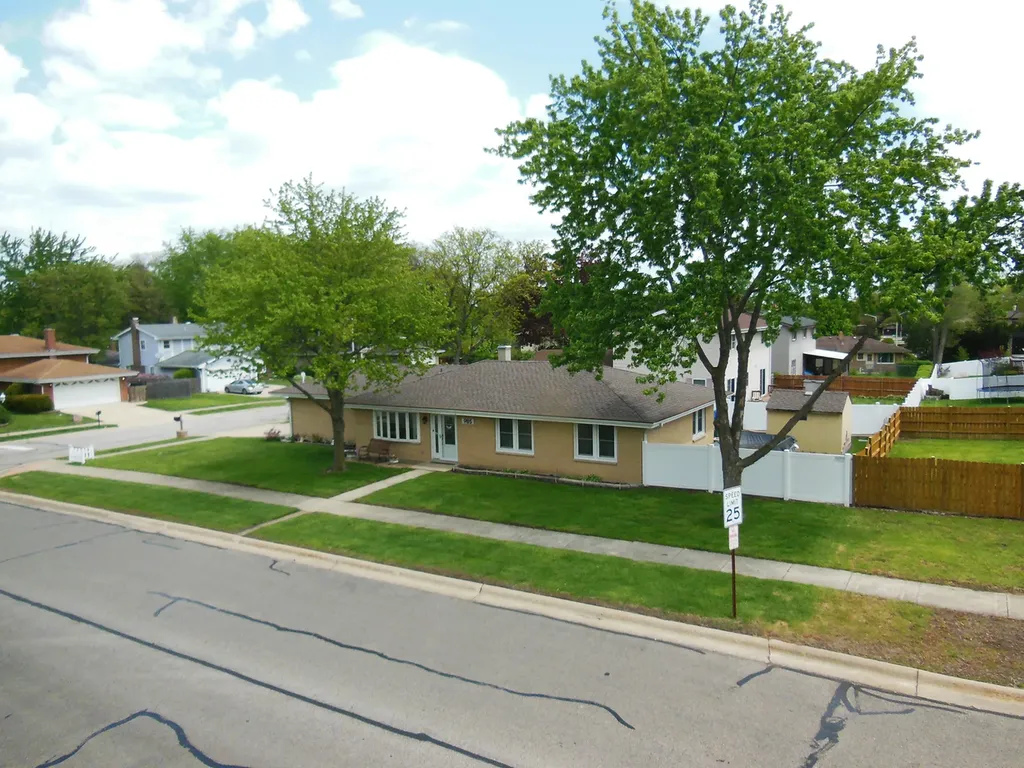 985 Idaho Street Carol Stream IL 60188
