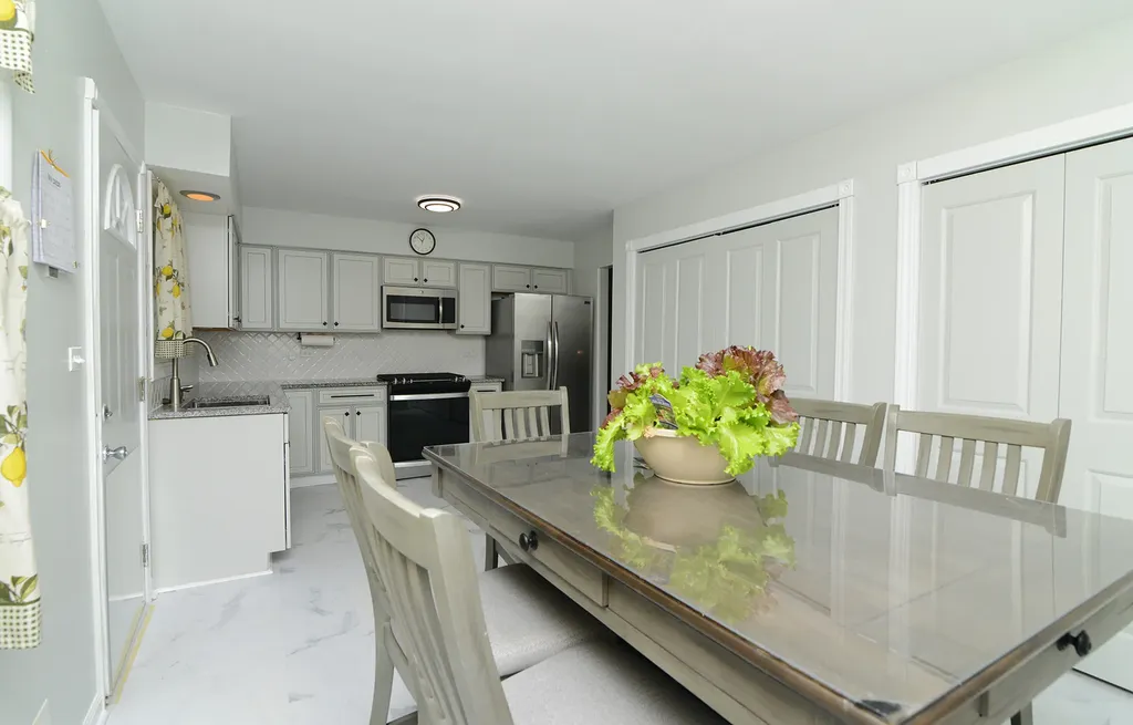 985 Idaho Street Carol Stream IL 60188
