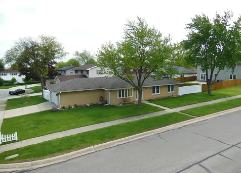 985 Idaho Street Carol Stream IL 60188