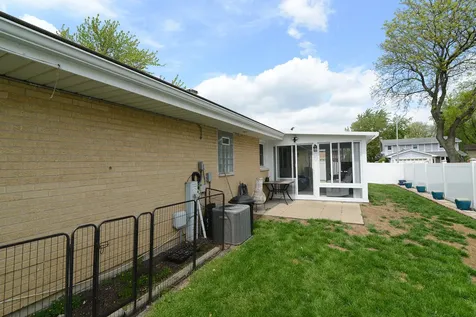 985 Idaho Street Carol Stream IL 60188