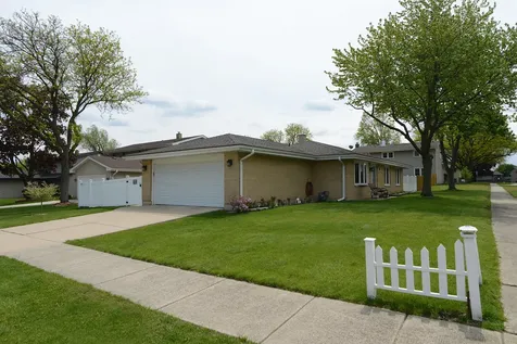 985 Idaho Street Carol Stream IL 60188