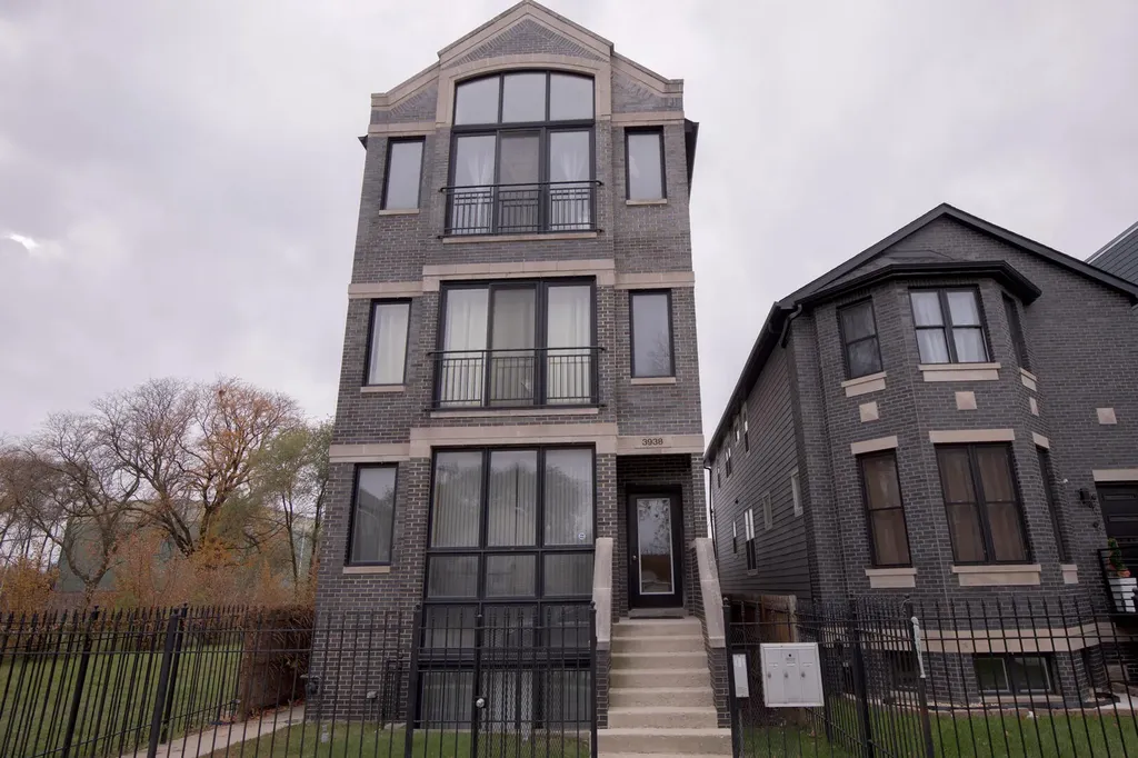 3938 South Wells Street Chicago IL 60609