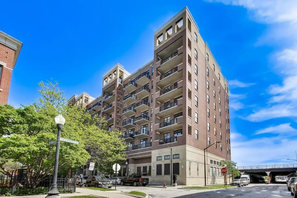 833 West 15th Place Chicago IL 60608