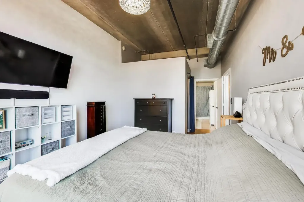 833 West 15th Place Chicago IL 60608