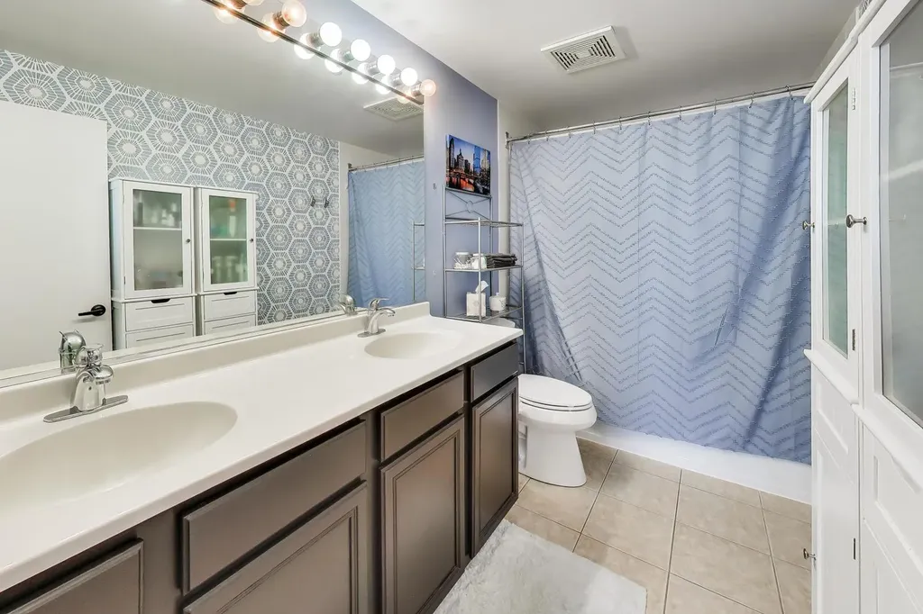 833 West 15th Place Chicago IL 60608