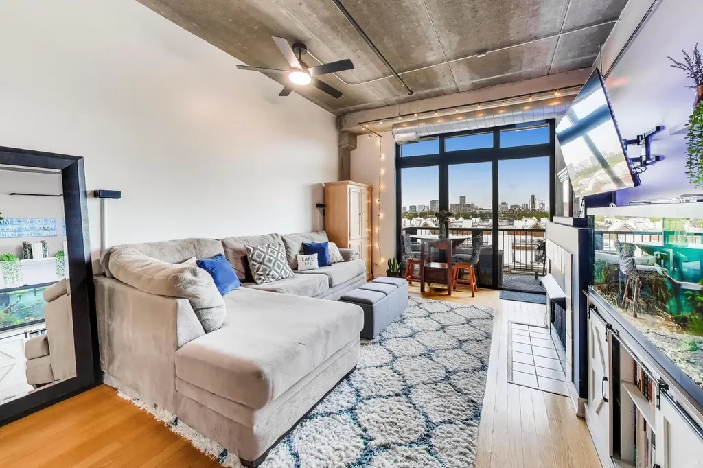 833 West 15th Place Chicago IL 60608