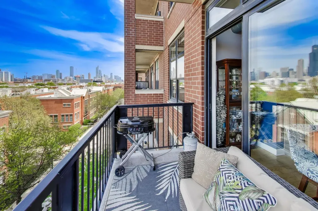 833 West 15th Place Chicago IL 60608
