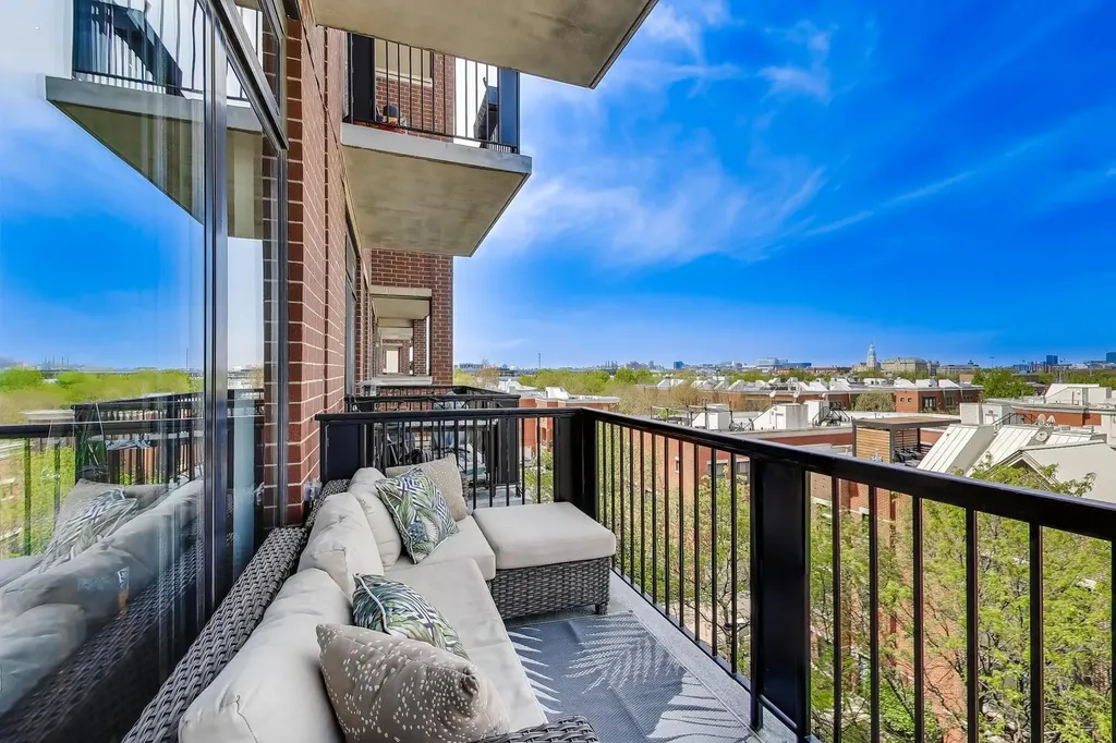 833 West 15th Place Chicago IL 60608