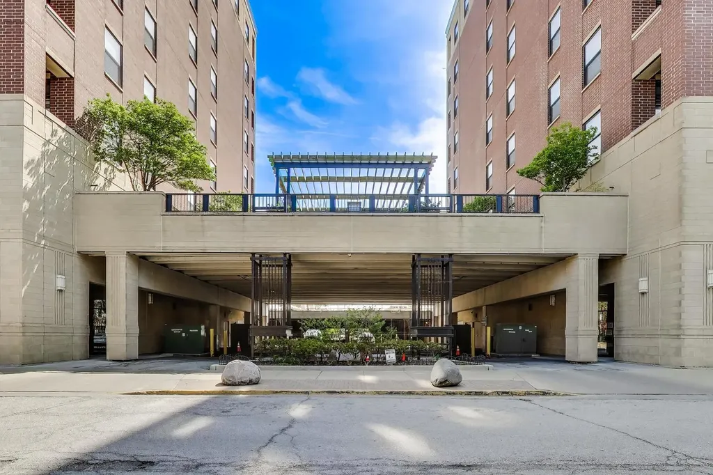 833 West 15th Place Chicago IL 60608