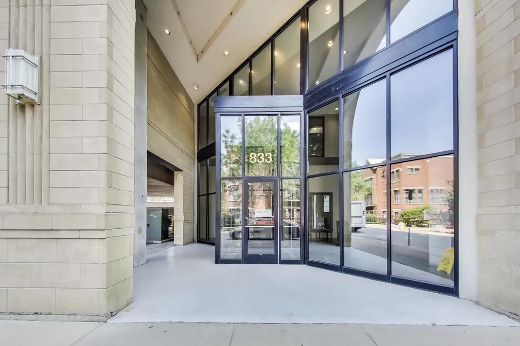 833 West 15th Place Chicago IL 60608