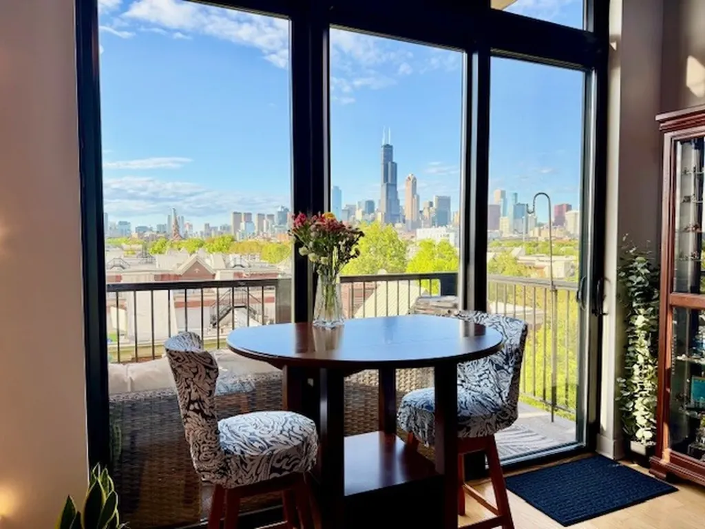 833 West 15th Place Chicago IL 60608