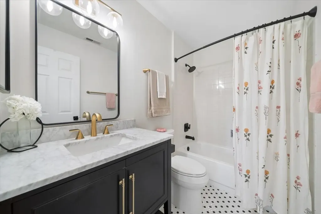 384 Sandhurst Circle Glen Ellyn IL 60137