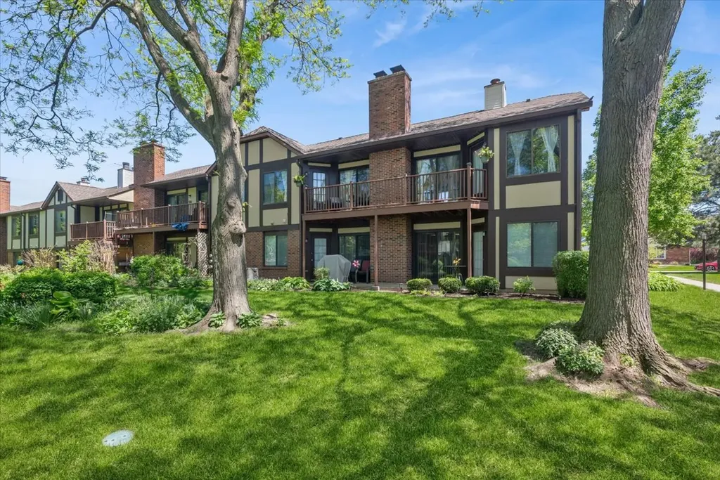 384 Sandhurst Circle Glen Ellyn IL 60137