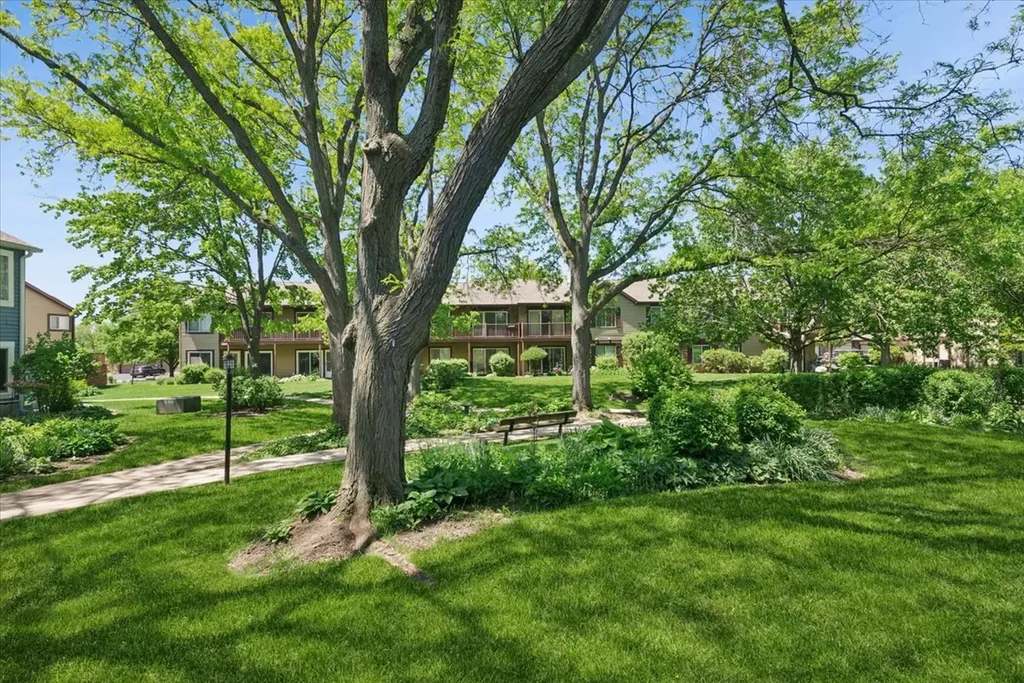 384 Sandhurst Circle Glen Ellyn IL 60137