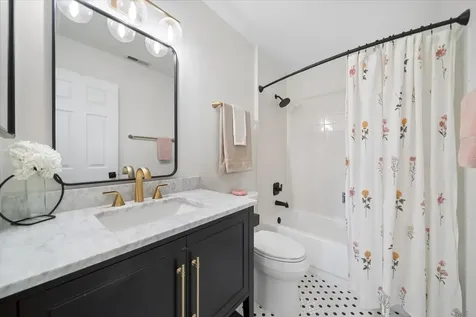 384 Sandhurst Circle Glen Ellyn IL 60137