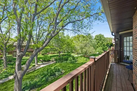384 Sandhurst Circle Glen Ellyn IL 60137