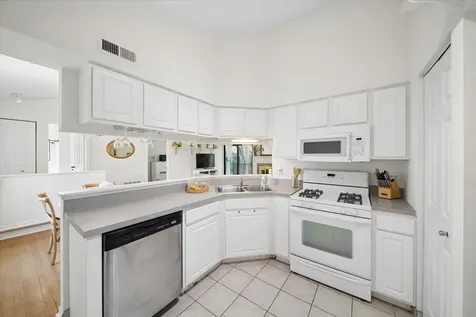 384 Sandhurst Circle Glen Ellyn IL 60137