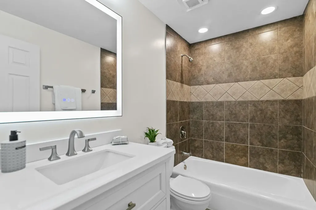 5331 North Delphia Avenue Chicago IL 60656