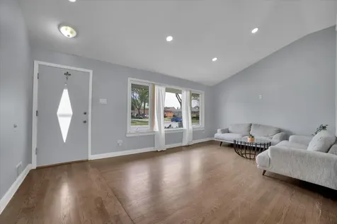 5549 West 102nd Street Oak Lawn IL 60453