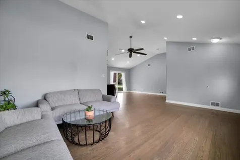 5549 West 102nd Street Oak Lawn IL 60453