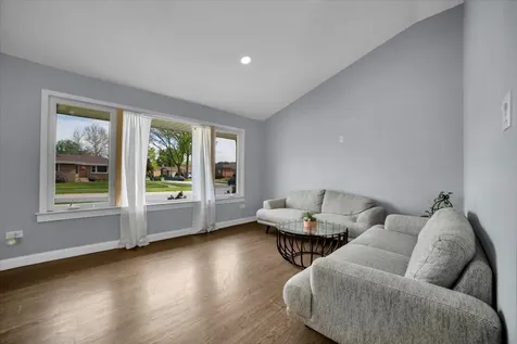 5549 West 102nd Street Oak Lawn IL 60453