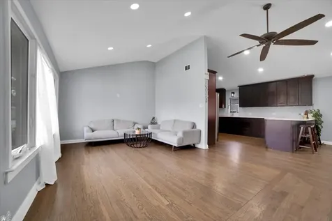 5549 West 102nd Street Oak Lawn IL 60453