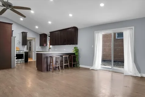 5549 West 102nd Street Oak Lawn IL 60453