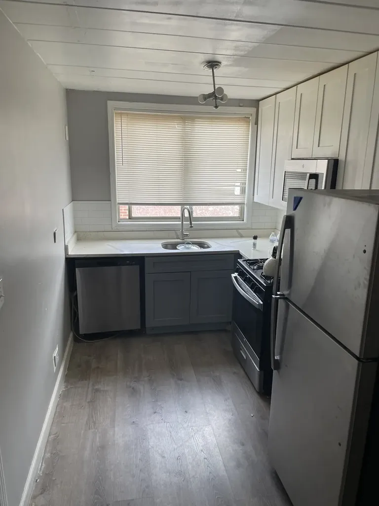 2245 West Farwell Avenue Chicago IL 60645