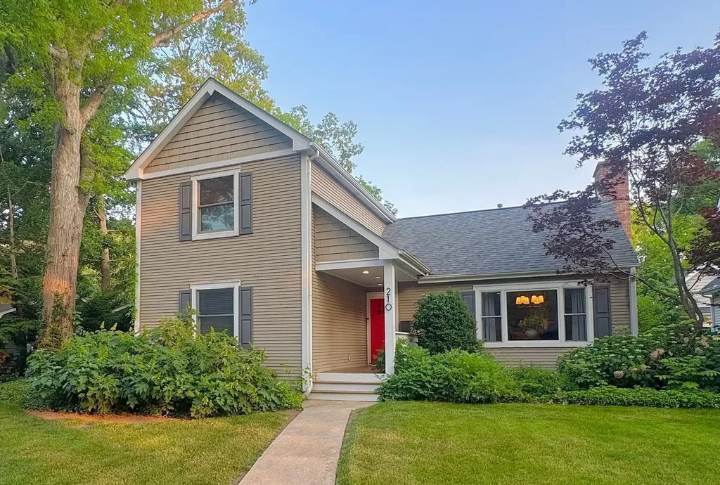 210 Woodward Avenue Geneva IL 60134