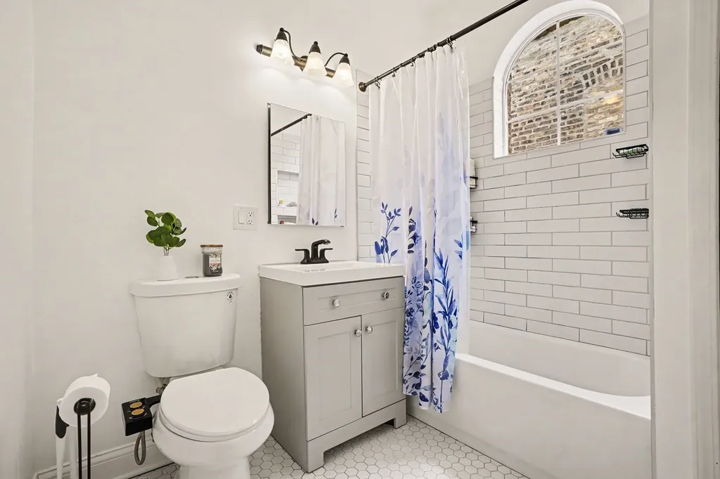 3237 West Cortez Street Chicago IL 60651