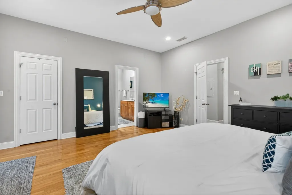 4341 North Mozart Street Chicago IL 60618