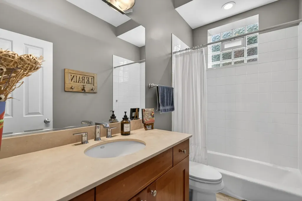 4341 North Mozart Street Chicago IL 60618