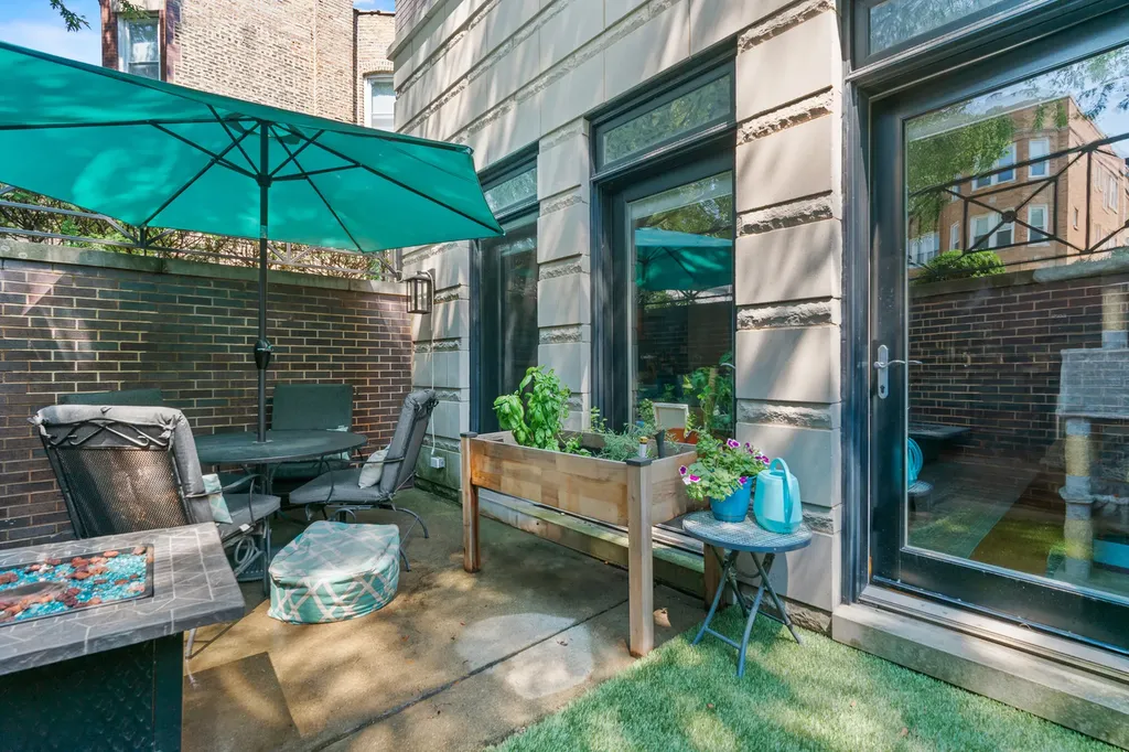 4341 North Mozart Street Chicago IL 60618