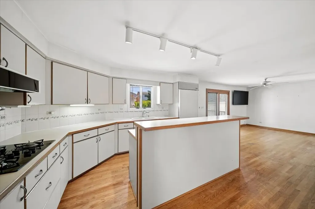 7515 West Rosedale Avenue Chicago IL 60631