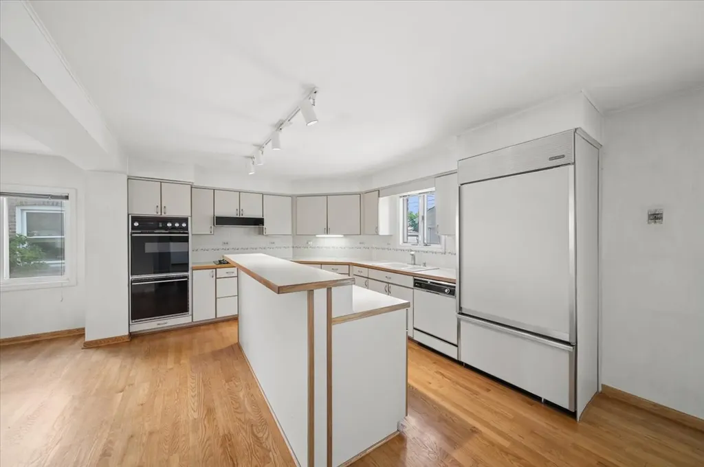 7515 West Rosedale Avenue Chicago IL 60631