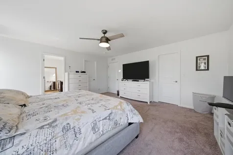 653 Otter Way Oswego IL 60543