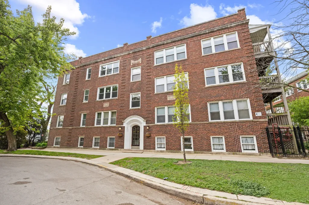 1221 West Jarvis Avenue Chicago IL 60626