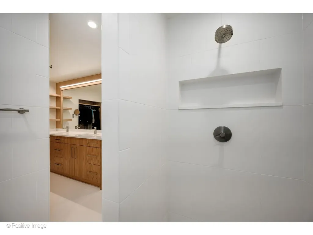 1307 North Sutton Place Chicago IL 60610