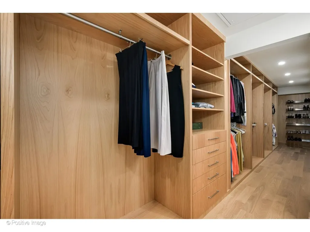 1307 North Sutton Place Chicago IL 60610